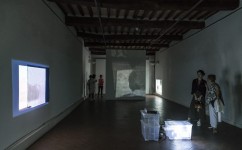 10_ Lee Kit, Linger on, your lit-up shade, Casa Masaccio Centro per l'Arte Contemporanea. Veduta della mostra. Foto OKNOstudio.