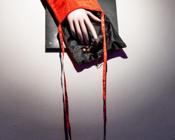 31_Cinzia Ruggeri, Mano con borsa, n.d., bag, dummy hand, plastic animals, canvas, 90 x 31 cm, ph OKNOstudio