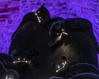 6_Cinzia Ruggeri, Vanity gatti (detail), 1995, stuffed toy cats, LEDs, velvet, Poltrona Frau armchair, 94 x 99 x 91 cm, ph OKNOstudio