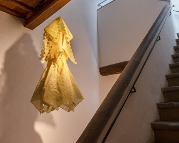 8_Cinzia Ruggeri, Abito giallo a scale, 1980 c.a., fabric garment, dimensions variable, ph OKNOstudio